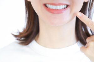 矯正治療の痛みはどのくらい続いたか、体験を語る女性