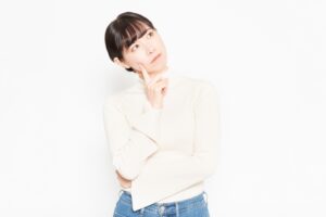歯列矯正の痛みを経験する方法を考えている女性